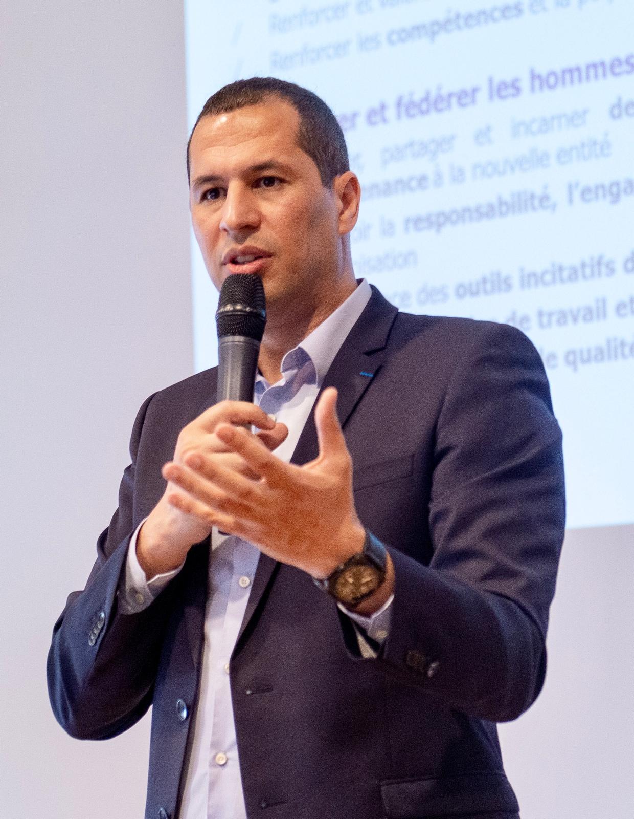 Nabil Bennacer lors d'une prise de parole